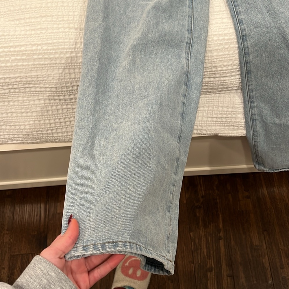 🎀Edikted Raelyn Low Rise Light Wash Jeans! The perfect fit and trendy!🎀 - Picture 5 of 6